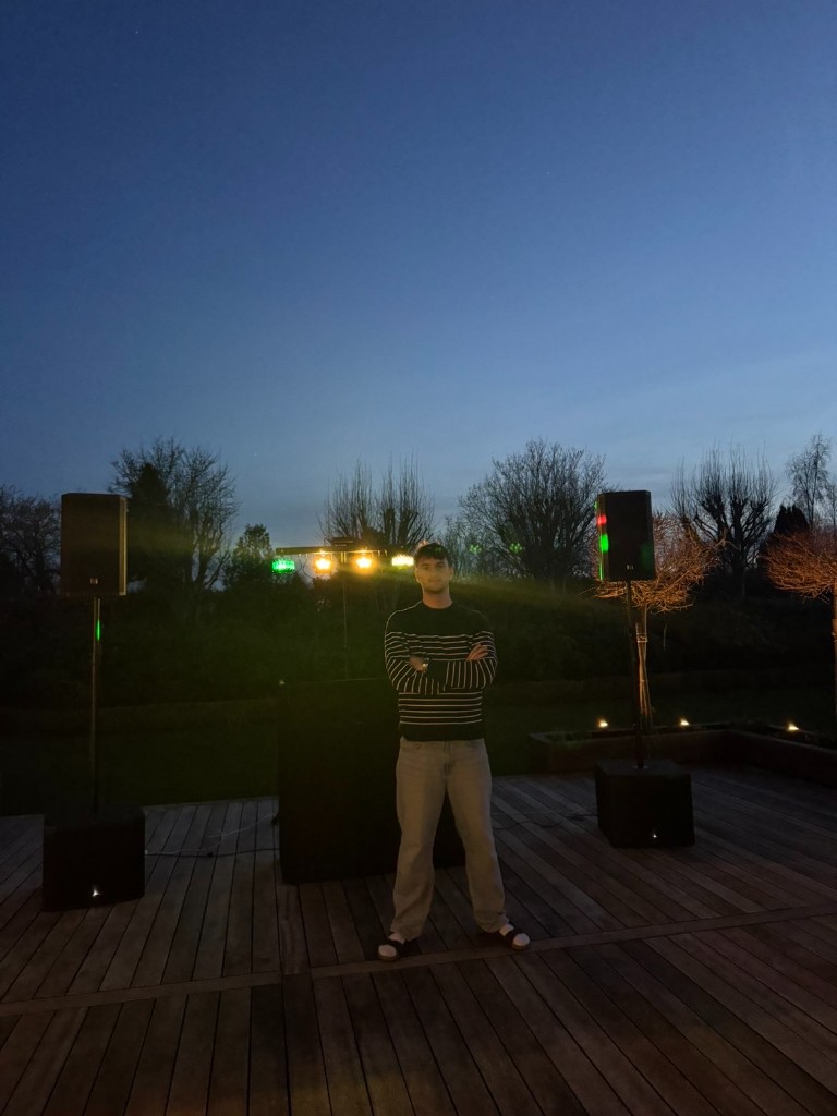 DJ fra PULTEN med udstyr til udendørs event